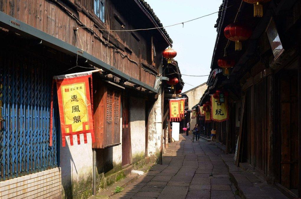 如果你看到摔倒的老人，你扶不扶？游戏画面